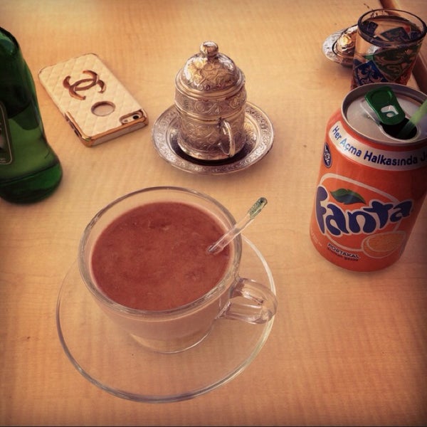 Das Foto wurde bei Cadde Cafe von Mucahide Ş. am 5/12/2014 aufgenommen