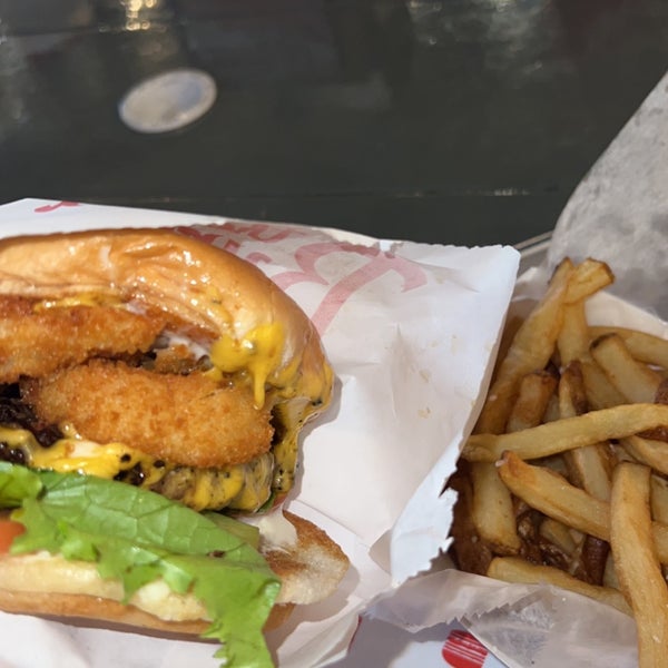 Foto tirada no(a) The Burger Joint por Ahmadi em 9/23/2022