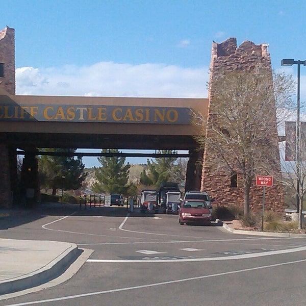 Foto tomada en Cliff Castle Casino  por Adrian  GEEMAN K. el 3/16/2013