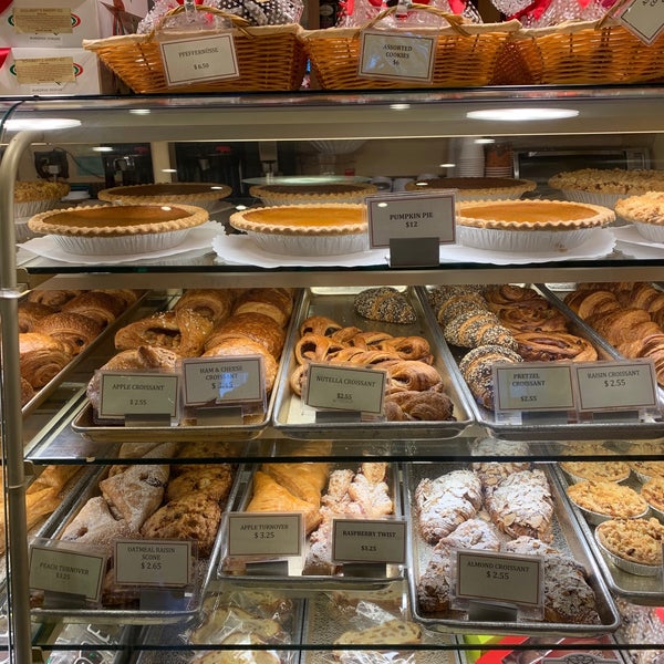 12/7/2019 tarihinde Catherineziyaretçi tarafından Schubert’s Bakery'de çekilen fotoğraf