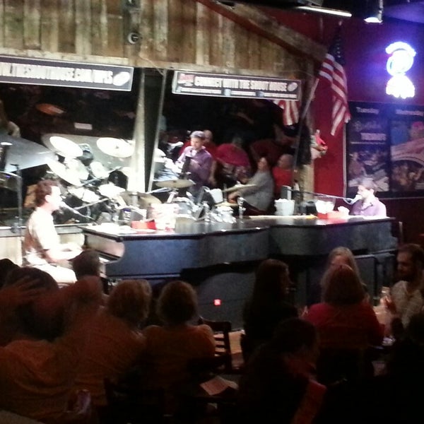 Photo taken at Shout House Dueling Pianos by Nikki M. on 5/27/2013
