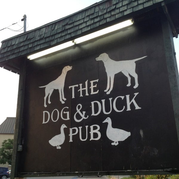 รูปภาพถ่ายที่ The Dog &amp; Duck Pub โดย Sergio P. เมื่อ 5/21/2013