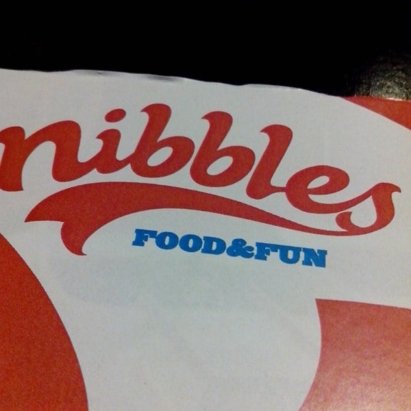 รูปภาพถ่ายที่ Nibbles Food &amp; Fun โดย Elaine Cristina M. เมื่อ 6/29/2013
