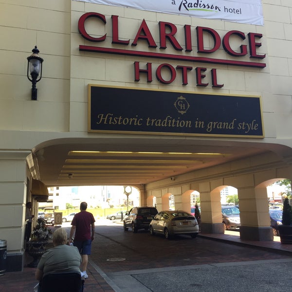 Foto tirada no(a) The Claridge - a Radisson Hotel por Patty M. em 8/21/2017