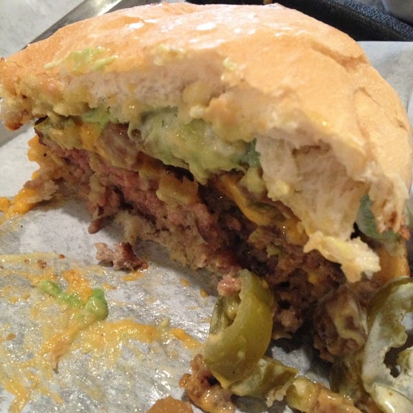 4/11/2013 tarihinde ShaSha L.ziyaretçi tarafından Dave &amp; Tony&#39;s Premium Burger Joint'de çekilen fotoğraf