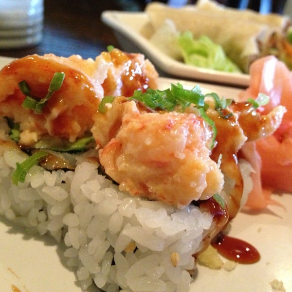 รูปภาพถ่ายที่ Usagi Ya Sushi &amp; Pan-Asian โดย Robert S. เมื่อ 4/6/2013