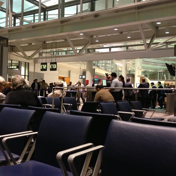 Foto tirada no(a) Aeroporto Internacional Pearson de Toronto (YYZ) por Colin B. em 5/12/2013