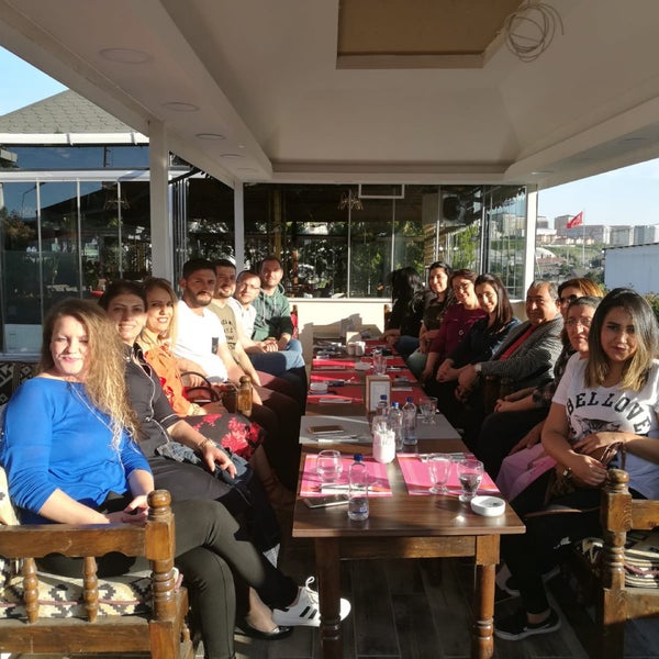 Photo prise au Green Garden Cafe &amp; Restaurant &amp; Nargile par Uğur K. le4/30/2019