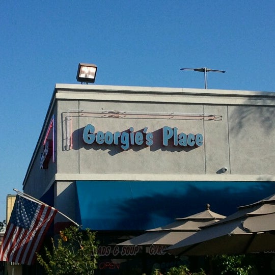 รูปภาพถ่ายที่ Georgie&#39;s Place โดย Cole C. เมื่อ 10/12/2012