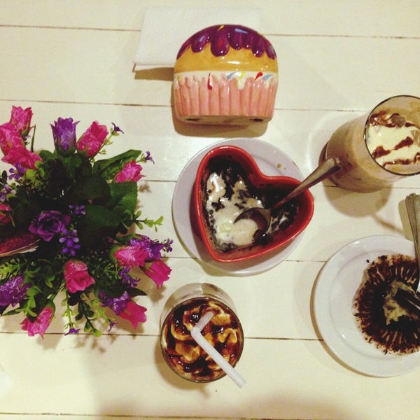 Das Foto wurde bei Phoebe&#39;s Cupcakery von Novi am 4/22/2014 aufgenommen