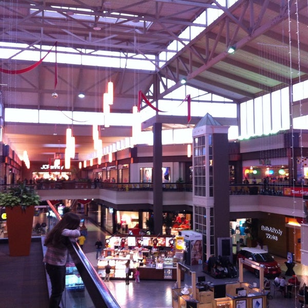 12/8/2013にSammy S.がGreenbrier Mallで撮った写真