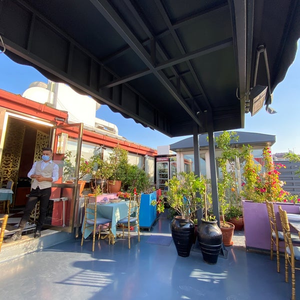 Foto scattata a Roof Mezze 360 Restaurant da Artem B. il 5/27/2021