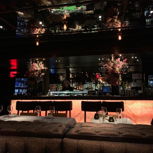 Foto scattata a Tender Restaurant and Lounge da Artem B. il 4/13/2019