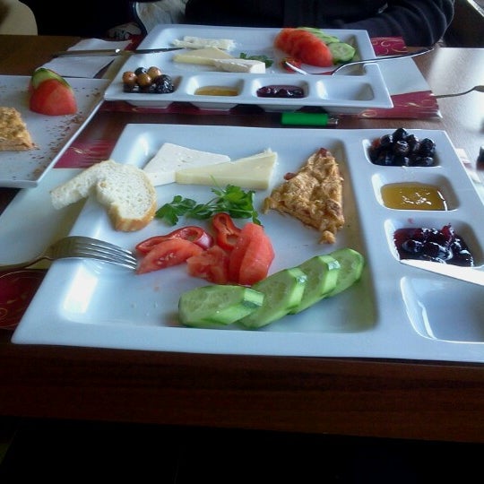 รูปภาพถ่ายที่ Gemini Cafe &amp; Restaurant โดย Yeşim Y. เมื่อ 12/8/2012
