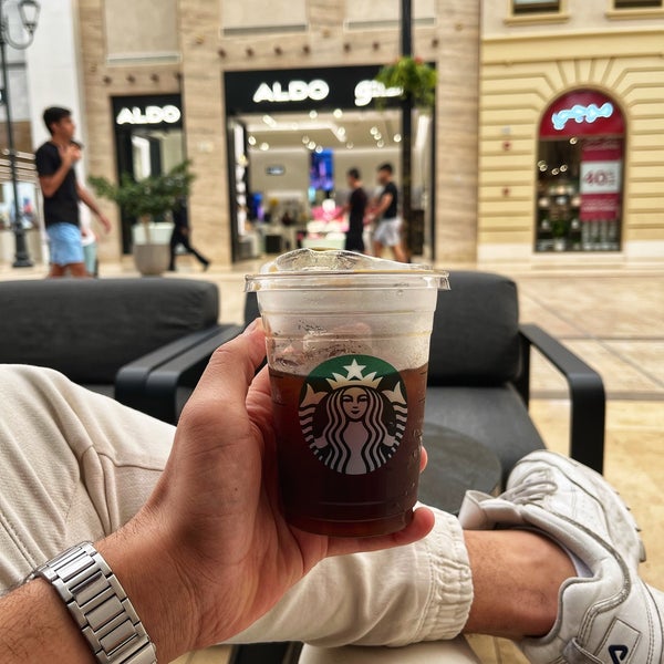Foto tirada no(a) Starbucks por Aziz em 10/7/2022
