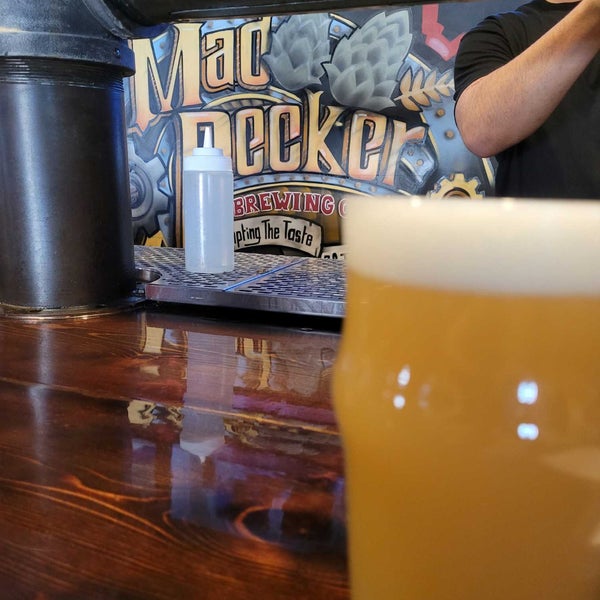 Foto tirada no(a) Mad Pecker Brewing Co. por Stephen M. em 2/5/2022