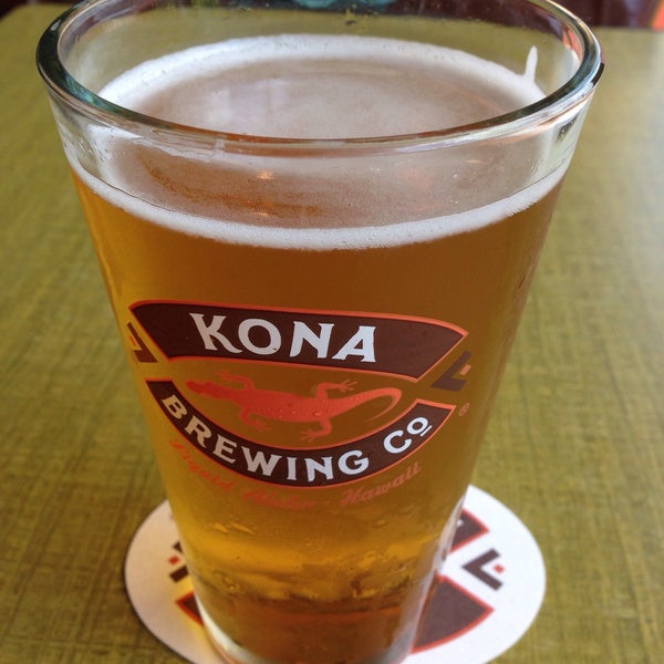 Photo taken at Kona Brewing Co. by シュワッチ on 1/10/2015