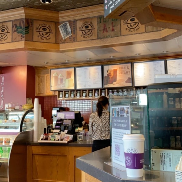 Photo taken at The Coffee Bean &amp; Tea Leaf by Hend on 3/27/2019