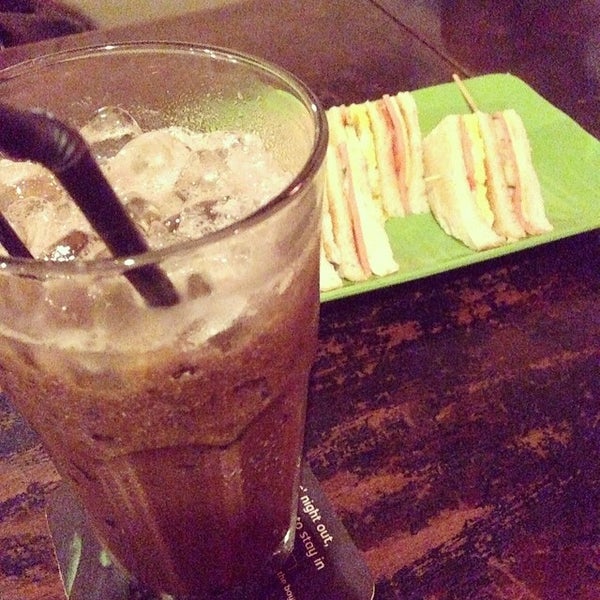 Foto diambil di Momo Cafe oleh Jlai pada 2/23/2014