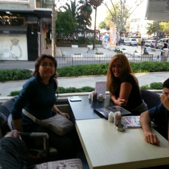 Photo prise au J&#39;adore Cafe par Türkan Y. le10/10/2012