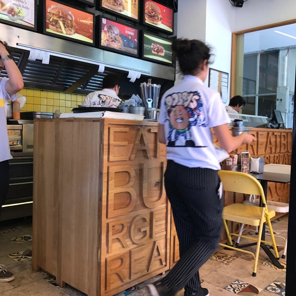 Foto scattata a Dobby&#39;s Burger Place da Mehmet T. il 7/7/2017
