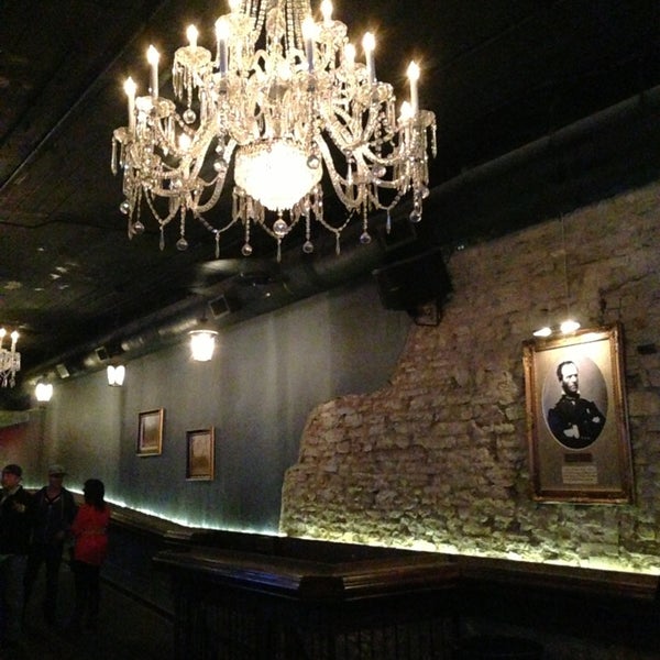 รูปภาพถ่ายที่ Burnside&#39;s Tavern โดย Nato Z. เมื่อ 2/16/2013