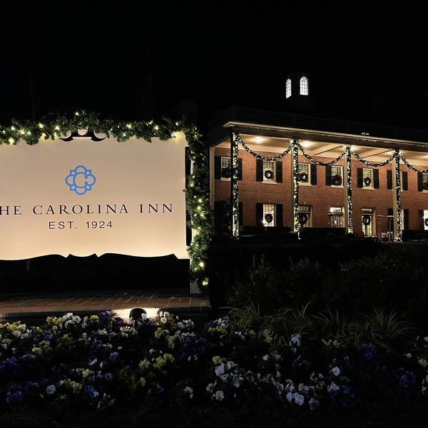 Foto diambil di The Carolina Inn oleh Daniel pada 12/17/2021