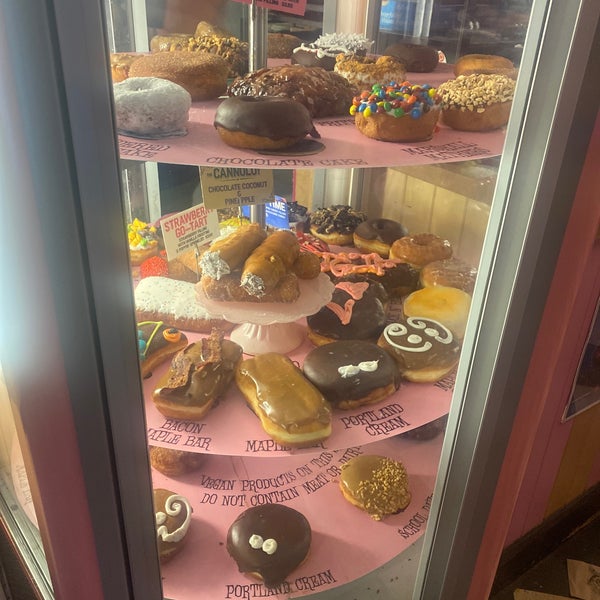 5/7/2022 tarihinde April P.ziyaretçi tarafından Voodoo Doughnut'de çekilen fotoğraf