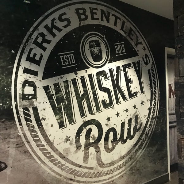 Снимок сделан в Dierks Bentley&#39;s Whiskey Row пользователем Dean R. 10/22/2017