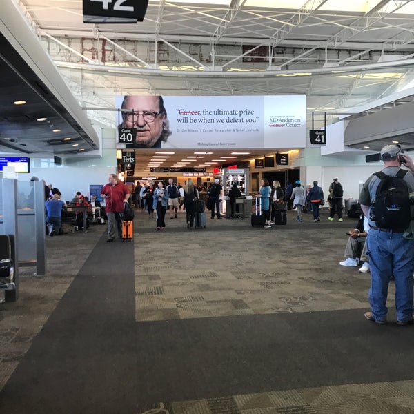 Foto diambil di William P Hobby Airport (HOU) oleh Dean R. pada 10/21/2019