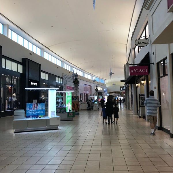 รูปภาพถ่ายที่ Memorial City Mall โดย Dean R. เมื่อ 11/1/2017