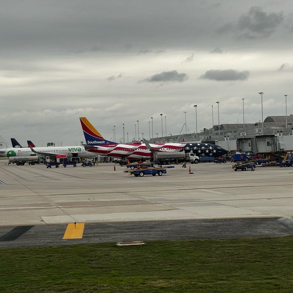 รูปภาพถ่ายที่ San Antonio International Airport (SAT) โดย Dean R. เมื่อ 11/13/2023