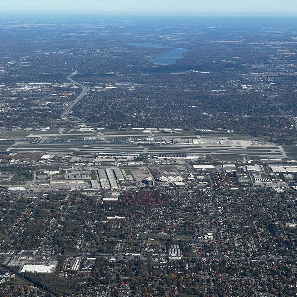 รูปภาพถ่ายที่ John Glenn Columbus International Airport (CMH) โดย Dean R. เมื่อ 10/23/2023