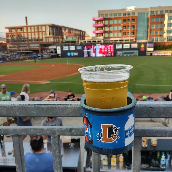 รูปภาพถ่ายที่ Durham Bulls Athletic Park โดย Lance เมื่อ 9/10/2021