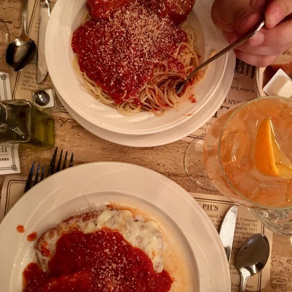 Снимок сделан в Ralph&#39;s Italian Restaurant пользователем Nicole B. 5/29/2017