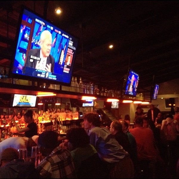 รูปภาพถ่ายที่ Halftime Sports Bar โดย Tivon เมื่อ 11/7/2012