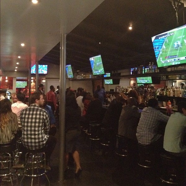 รูปภาพถ่ายที่ Halftime Sports Bar โดย Tivon เมื่อ 9/21/2012