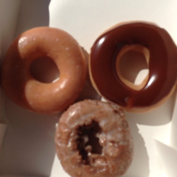 รูปภาพถ่ายที่ Krispy Kreme Doughnuts โดย Brian C. เมื่อ 10/2/2013