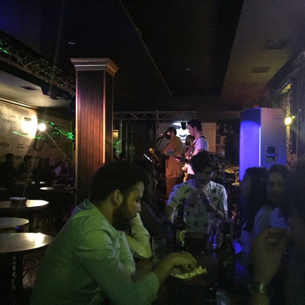 4/21/2017 tarihinde Ali E.ziyaretçi tarafından Barcelona Pub'de çekilen fotoğraf