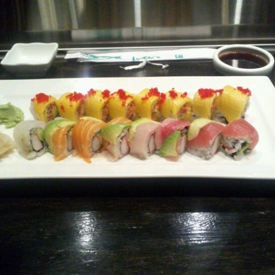 Foto tirada no(a) MoMo Sushi por Raymond D. em 10/16/2012