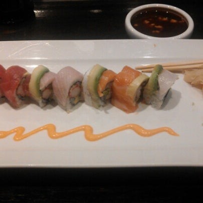 Foto tirada no(a) MoMo Sushi por Raymond D. em 11/13/2012