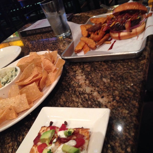 Photo taken at BJ&#39;s Restaurant &amp; Brewhouse by Saraí H. on 8/27/2016