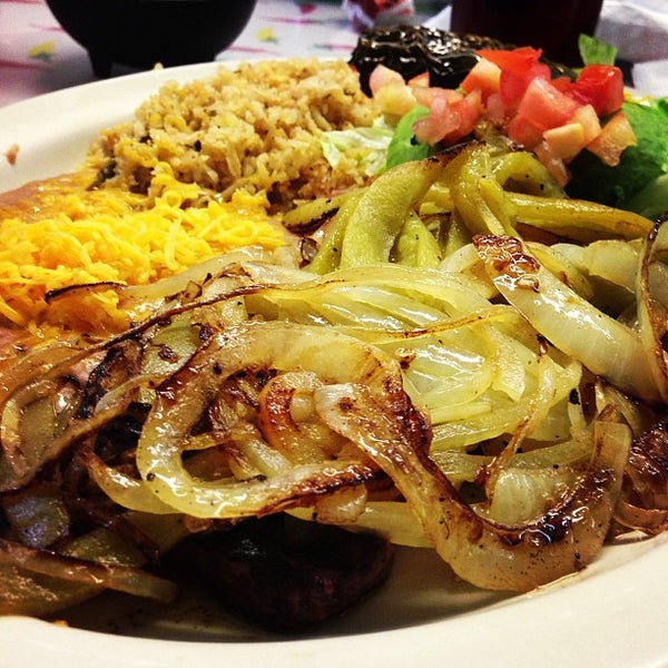 รูปภาพถ่ายที่ El Tepehuan Mexican Restaurant โดย Nolan S. เมื่อ 5/1/2013