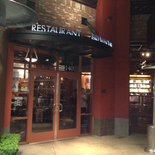 Foto diambil di BJ&#39;s Restaurant &amp; Brewhouse oleh Xale L. pada 11/5/2012