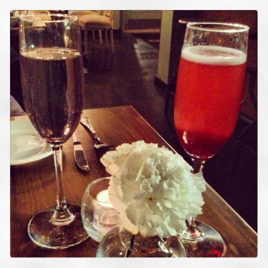 Foto tomada en Petite Chou Bistro and Champagne Bar  por Anisha K. el 12/15/2012