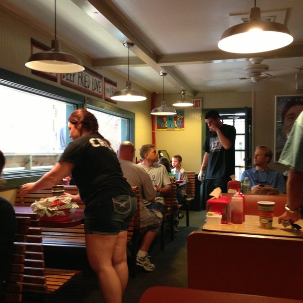 6/8/2013 tarihinde Eric Hansonziyaretçi tarafından Seagrove Village Market Cafe'de çekilen fotoğraf