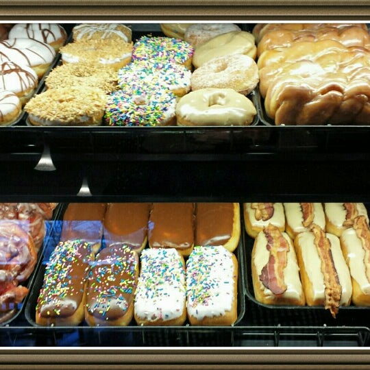 Foto tirada no(a) YoYo Donuts &amp; Coffee Bar por Jenn M. em 3/25/2015