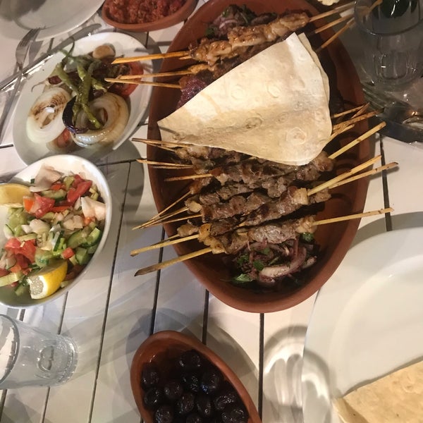 Das Foto wurde bei Ömür Restaurant von Toprak Esma K. am 6/22/2020 aufgenommen