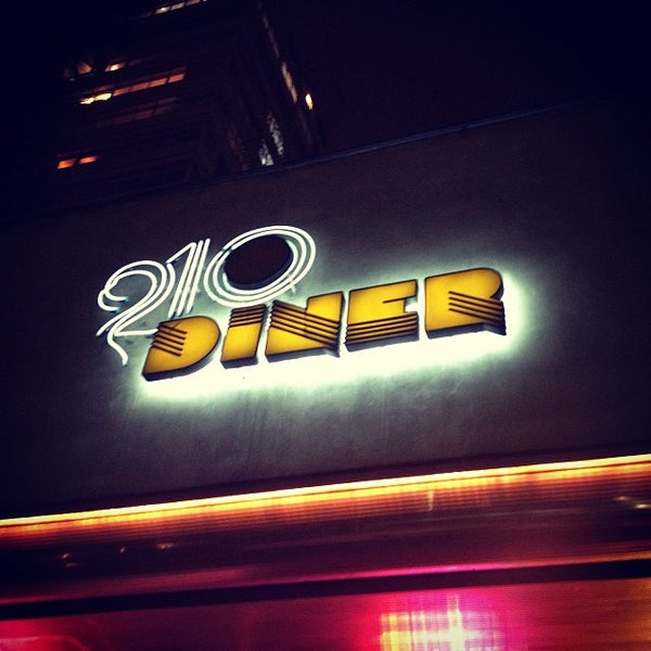 รูปภาพถ่ายที่ 210 Diner โดย Nathália M. เมื่อ 10/1/2013