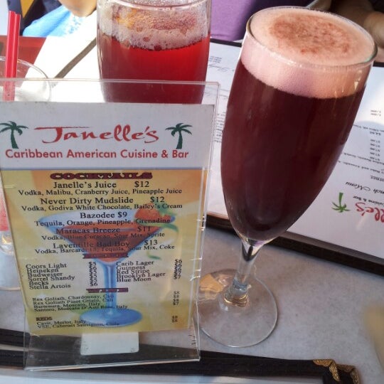 Снимок сделан в Janelle&#39;s Caribbean American Cuisine &amp; Bar пользователем Janiela P. 10/14/2012